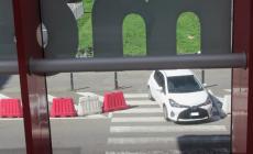 Sosta «creativa» in stazione: l'auto intralcia la circolazione 
