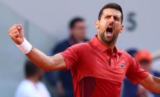 Roland Garros: Djokovic fatica ma va ai quarti