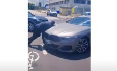 In pochi secondi rubano una Bmw, davanti agli occhi del proprietario - Video