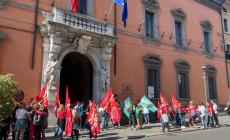 Vertenza della ristorazione collettiva: presidio in via Repubblica davanti alla prefettura 