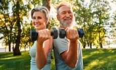 Affrontiamo  l'età mostrando i muscoli. Allenamento di potenziamento: i benefici  su longevità e  memoria 