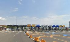 Perde il controllo dell'auto e si cappotta: paura all'altezza del casello di Berceto