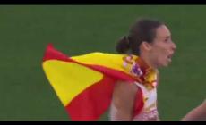 Esulta (troppo presto) a pochi metri dal traguardo, poi perde: la beffa di Garcia-Caro - Video