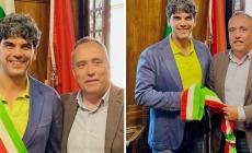 Comune di Fidenza: il passaggio di consegne (e di fascia) tra il sindaco uscente Massari e il neo primo cittadino Malvisi
