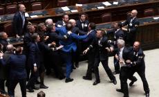Rissa alla Camera: aggredito Donno (M5S). Il deputato cade e si sente male, esce in carrozzina