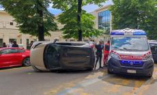 Auto ribaltata in via Kennedy:  strada chiusa