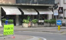 Corsia preferenziale di via Zarotto: «varco spento» per i lavori in via Torelli. E c’è (finalmente) il cartello «7.30-19.30»