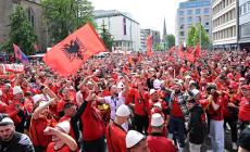  Euro24: fermati 50 tifosi italiani con coltelli e bombe carta 