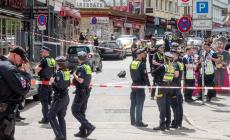 Paura ad Amburgo, la polizia spara a un uomo con un piccone ed una molotov. Serbia-Inghilterra: incidenti, due feriti in centro a  Gelsenkirchen
