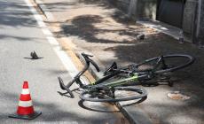 Donna non si ferma all'alt e travolge 3 ciclisti della Dolomiti Race: era in ritardo per la messa 
