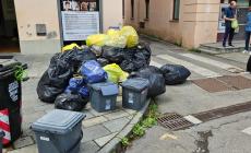 Traversetolo, lascia una montagna di rifiuti in piazza Battisti: individuato e multato  dagli agenti della polizia locale della Pedemontana