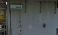 A Quattro Castella, auto esce di strada e sbatte contro una casa: grave una 55enne 