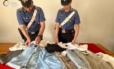 Fermato al parco Ducale con uno  zaino pieno di capi d'abbigliamento ancora con l'antitaccheggio: denunciato