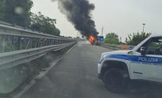 Va a fuoco un trattore in tangenziale nord: paura e traffico bloccato- Foto e video