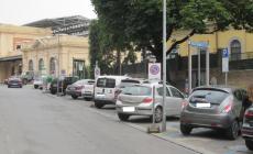 Via Monte Altissimo, la segnaletica vieta la sosta fino al 31 dicembre. Ma il parcometro funziona