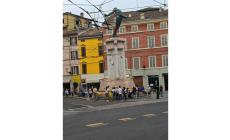 Volontari puliscono l'area  intorno al Monumento a Corridoni