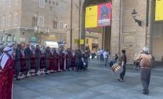 Balli folkloristici in piazza Garibaldi per la Festa internazionale dei giovani a Parma - Video 