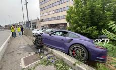 Incidente pazzesco sulla via  Emila: fuori strada, auto distrutta - Le foto