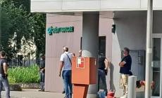 Tentano il furto in banca, gli agenti circondano l'edificio
