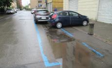 Via Sassari, quel parcheggio di traverso dentro e fuori le righe (blu)