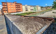 Ripulite le fioriere sul ponte di Mezzo: "A quando i fiori?"