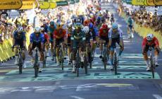 Tour de France: Groenewegen vince una volata al fotofinish. Pogacar resta in maglia gialla