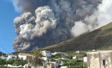 Stromboli, allerta rossa della Protezione civile per una possibile eruzione. Etna, piove cenere su Catania
