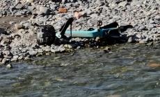 Spazzatura e un monopattino: i "regali" della piena della Parma