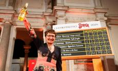 Donatella Di Petrantonio vince il Premio Strega con "L'età fragile"