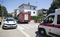 Reazione tra detergente e candeggina, odore acre sentito in tutto il palazzo. Allarme in via Guareschi