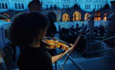 Trovano un violino nei rifiuti (mezzo rotto): è uno strumento del '700 