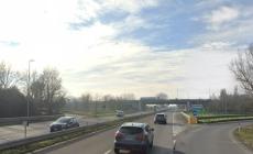 Nella notte, un motociclista cade dalla moto in tangenziale nord