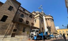 Operai sul tetto della Steccata: turisti scatenati 