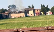 Balloni in fiamme in un fienile alle porte di Fidenza