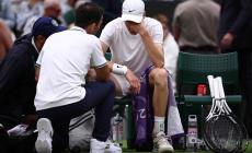 Sinner eliminato: dopo un malore perde in 5 set con Medvedev