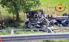 Tir si ribalta in A1 verso Fidenza (verso Bologna): morto camionista 44enne. Lunga coda, uscita consigliata a Fiorenzuola 