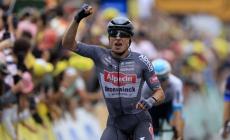 Secondo successo per Philipsen che vince la tredicesima tappa. Pogacar resta in maglia gialla
