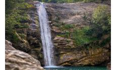 Giovane si tuffa dalle cascate sull'Appennino reggiano: è ricoverato in gravi condizioni al Maggiore