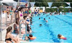 Tutti in piscina.  «Ma in giugno è stato un disastro»