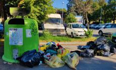 Discarica di quartiere davanti al Lauro Grossi- Foto