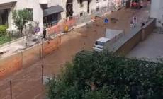 Manovra errata di un operaio, allagata una via di Milano vicino al tribunale. Senz'acqua 250 famiglie