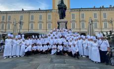 Sfilano le prelibatezze: a Parma “La Notte dei Maestri del Lievito Madre” - Serpentone "bianco" per le vie del centro e il saporito spettacolo in Pilotta: le foto