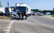 Schianto fra auto e tir in via Emilio Lepido