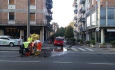 Arco di San Lazzaro, si rompe un tubo: strada allagata, tecnici al lavoro