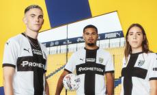 Ecco la prima maglia (crociata) del Parma. Ha il logo "Tardini 100" - Foto