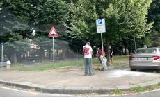 Lacrime e fiori per Gabriele, il pellegrinaggio degli amici sul luogo dell'incidente 