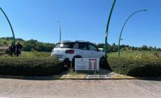 Incidente a Torrechiara: l'auto finisce nella rotatoria sulla Massese - Foto