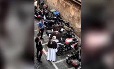 C'è la processione, ma gli scooter impediscono il passaggio: i frati diventano parcheggiatori - Video