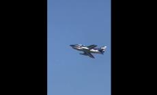 Frecce Tricolori: uno dei mitici aerei in volo su Parma - Video