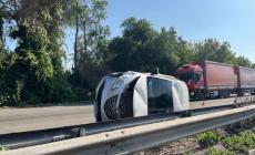 Tangenziale nord: auto ribaltata. E un motociclista caduto a Baccanelli